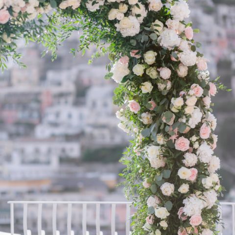 destination-wedding-positano-flowers-arch-details