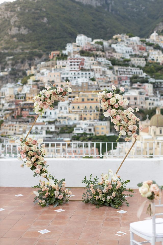 esagonal flower arch with Positano as background