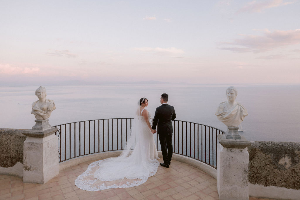 weddign couple on the infinity terrace of Villa Cimbrone in Ravello