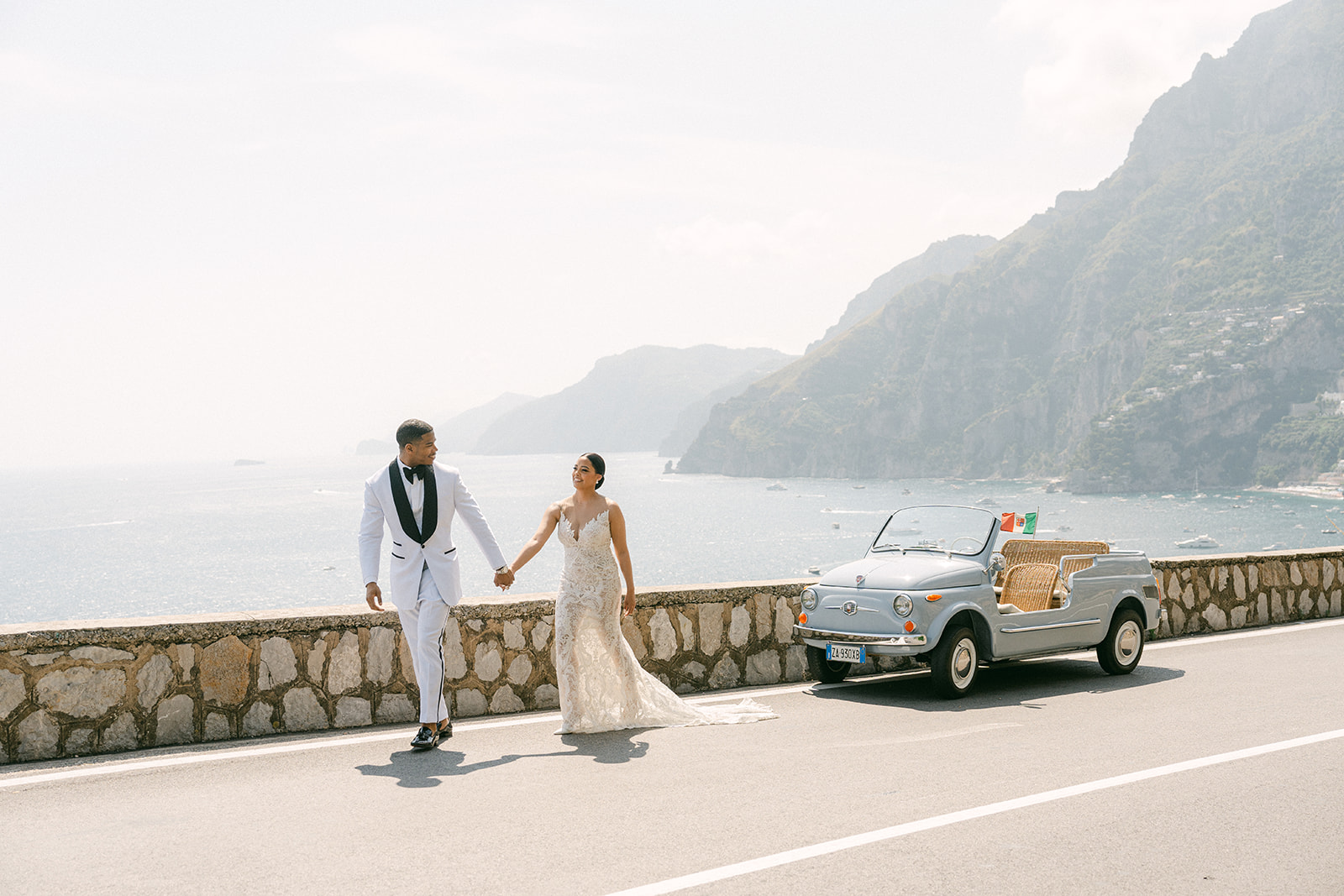 bride and groom hand in had in Positano with a fiat 500