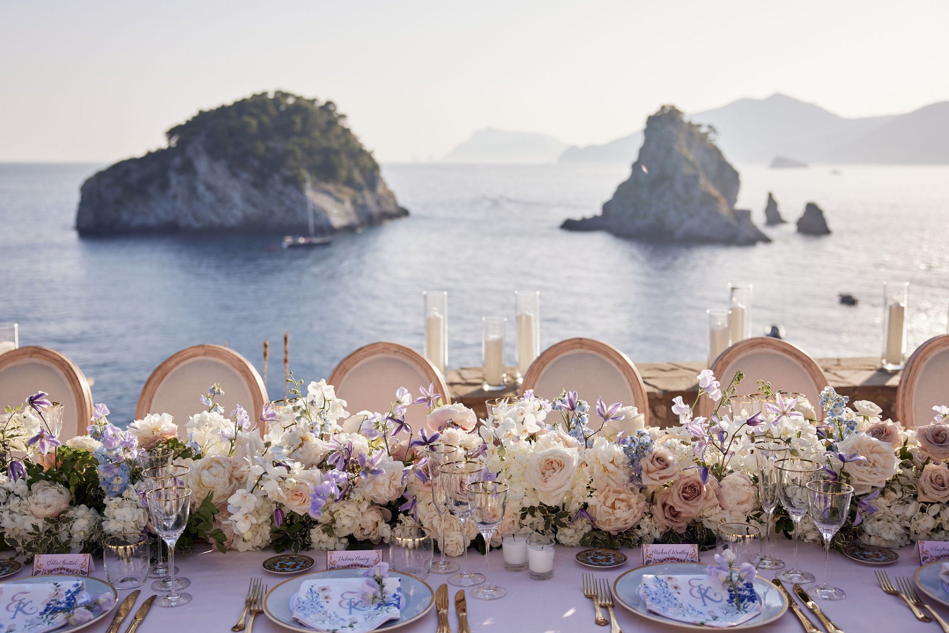 Imperial wedding table overlooking the rocks of li galli
